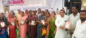 सुशासन तिहार में महिलाओं को मौके पर राशन कार्ड मिला, चेहरे पर लौटी खुशी।