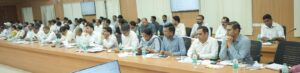 कलेक्टर कुणाल दुदावत समय-सीमा बैठक में अधिकारियों को सुशासन तिहार के लंबित आवेदनों के त्वरित निराकरण और एग्रीस्टेक पोर्टल में किसानों के शत-प्रतिशत पंजीयन के निर्देश देते हुए।
