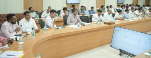 कलेक्टर कुणाल दुदावत समय-सीमा बैठक में अधिकारियों को सुशासन तिहार के लंबित आवेदनों के त्वरित निराकरण और एग्रीस्टेक पोर्टल में किसानों के शत-प्रतिशत पंजीयन के निर्देश देते हुए।