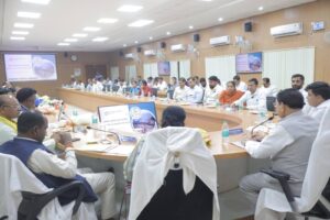 डीएमएफ शासी परिषद की बैठक में मंत्री लखनलाल देवांगन और कलेक्टर कुणाल दुदावत वर्ष 2026-27 के विकास कार्यों की समीक्षा करते हुए।