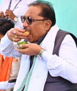 लेमरू में लखपति दीदी मंजू यादव के ठेले पर गुपचुप खाते मुख्यमंत्री विष्णु देव साय