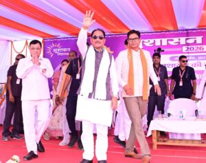 लेमरू सुशासन तिहार में मुख्यमंत्री विष्णु देव साय ग्रामीणों का अभिवादन स्वीकार करते हुए 