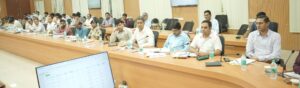 कलेक्टर समीक्षा बैठक में अधिकारियों को पेयजल व्यवस्था और जनसमस्याओं के त्वरित निराकरण के निर्देश देते हुए