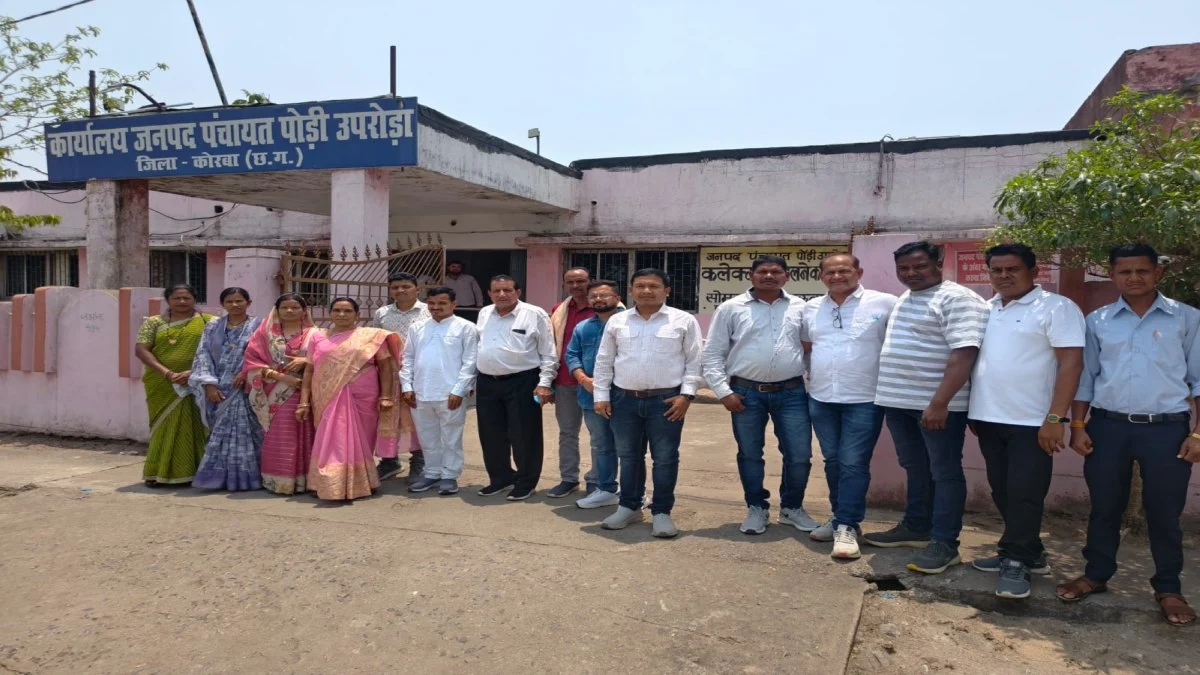 पोंडी उपरोड़ा जनपद पंचायत CEO जय प्रकाश डड़सेना के तबादले के विरोध में जनपद प्रतिनिधियों का प्रदर्शन