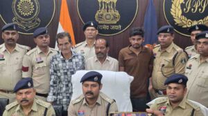 प्रदीप सोनी हत्याकांड में गिरफ्तार आरोपी पुलिस गिरफ्त में, मामले का खुलासा करते अधिकारी।