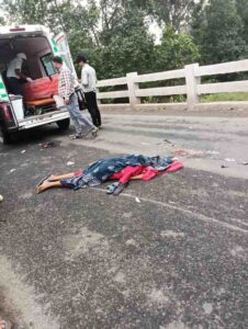 सोन नदी पुल पर सड़क हादसे में परीक्षा देने जा रही छात्रा की मौत, मौके पर पहुंची एम्बुलेंस और पुलिस