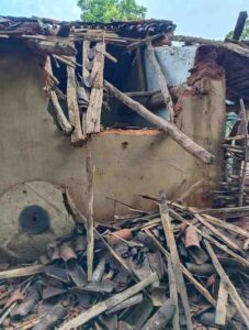 पसान के तरई नार और पिपरहा गांव में हाथियों के उत्पात से क्षतिग्रस्त मकान
