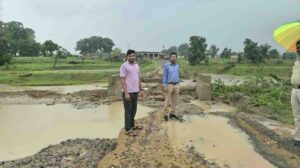 कोरबा के पनगवां-सरमा मार्ग पर बारिश से टूटा पुल, SDM और तहसीलदार ने किया निरीक्षण