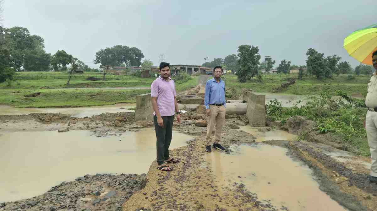 कोरबा के पनगवां-सरमा मार्ग पर बारिश से टूटा पुल, SDM और तहसीलदार ने किया निरीक्षण