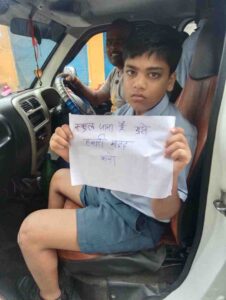 कुसमुंडा मार्ग जाम में फंसे स्कूली बच्चे