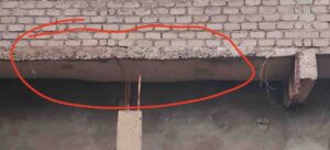 कर्री उप स्वास्थ्य केंद्र निर्माण में गुणवत्ता पर सवाल, पिलर और बीम की तस्वीर