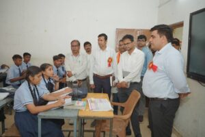 पीएम श्री सेजस विद्यालय तिलकेजा में छात्रों से संवाद करते हुए कलेक्टर कुणाल दुदावत