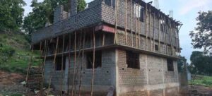 कर्री उप स्वास्थ्य केंद्र निर्माण में गुणवत्ता पर सवाल, पिलर और बीम की तस्वीर