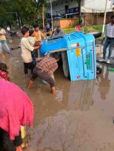 मौत की सड़क बनी जाटगा–पसान रोड! हल्की बारिश में पलटा ऑटो