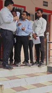 पसान सामुदायिक स्वास्थ्य केंद्र में सोलर लाइट लगाने की मांग को लेकर कलेक्टर को ज्ञापन सौंपते कांग्रेस नेता जुनैद खान