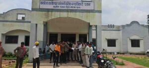 पसान में बिजली समस्या को लेकर तहसीलदार को ज्ञापन सौंपते ग्रामीण