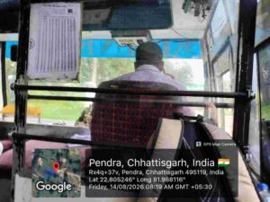 बस चालक मोबाइल पर व्यस्त