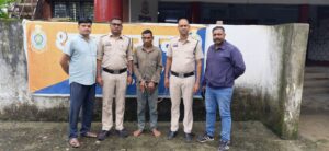 पसान पुलिस ने घेराबंदी कर फरार आरोपी को घर से गिरफ्तार किया